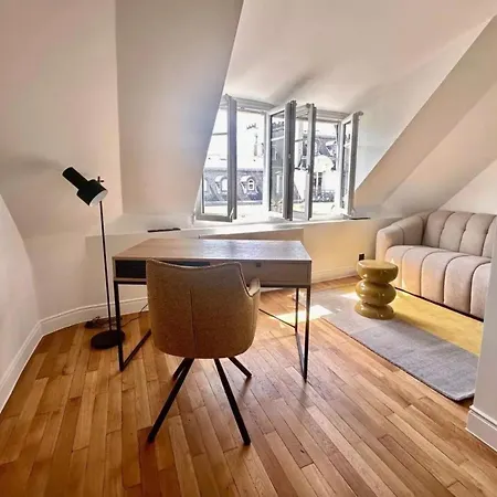 Superbes 3br Musee Du Louvre Valois Apartment *